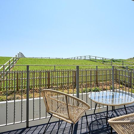 Spacious 1 Bed Apt - Stunning Views & Private Parking - 5 Mins To Beach - Dog Friendly - Close To Ventnor, Shanklin & Sandown - Ideal For Friends, Families & Business Travellers - Sleeps Up To 4 Guests - Managed By "Greenstay Serviced Accommodation" Bonchurch Bagian luar foto