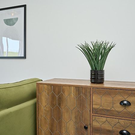 Spacious 1 Bed Apt - Stunning Views & Private Parking - 5 Mins To Beach - Dog Friendly - Close To Ventnor, Shanklin & Sandown - Ideal For Friends, Families & Business Travellers - Sleeps Up To 4 Guests - Managed By "Greenstay Serviced Accommodation" Bonchurch Bagian luar foto