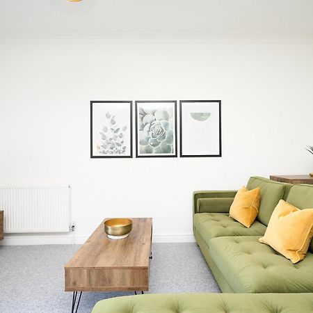 Spacious 1 Bed Apt - Stunning Views & Private Parking - 5 Mins To Beach - Dog Friendly - Close To Ventnor, Shanklin & Sandown - Ideal For Friends, Families & Business Travellers - Sleeps Up To 4 Guests - Managed By "Greenstay Serviced Accommodation" Bonchurch Bagian luar foto