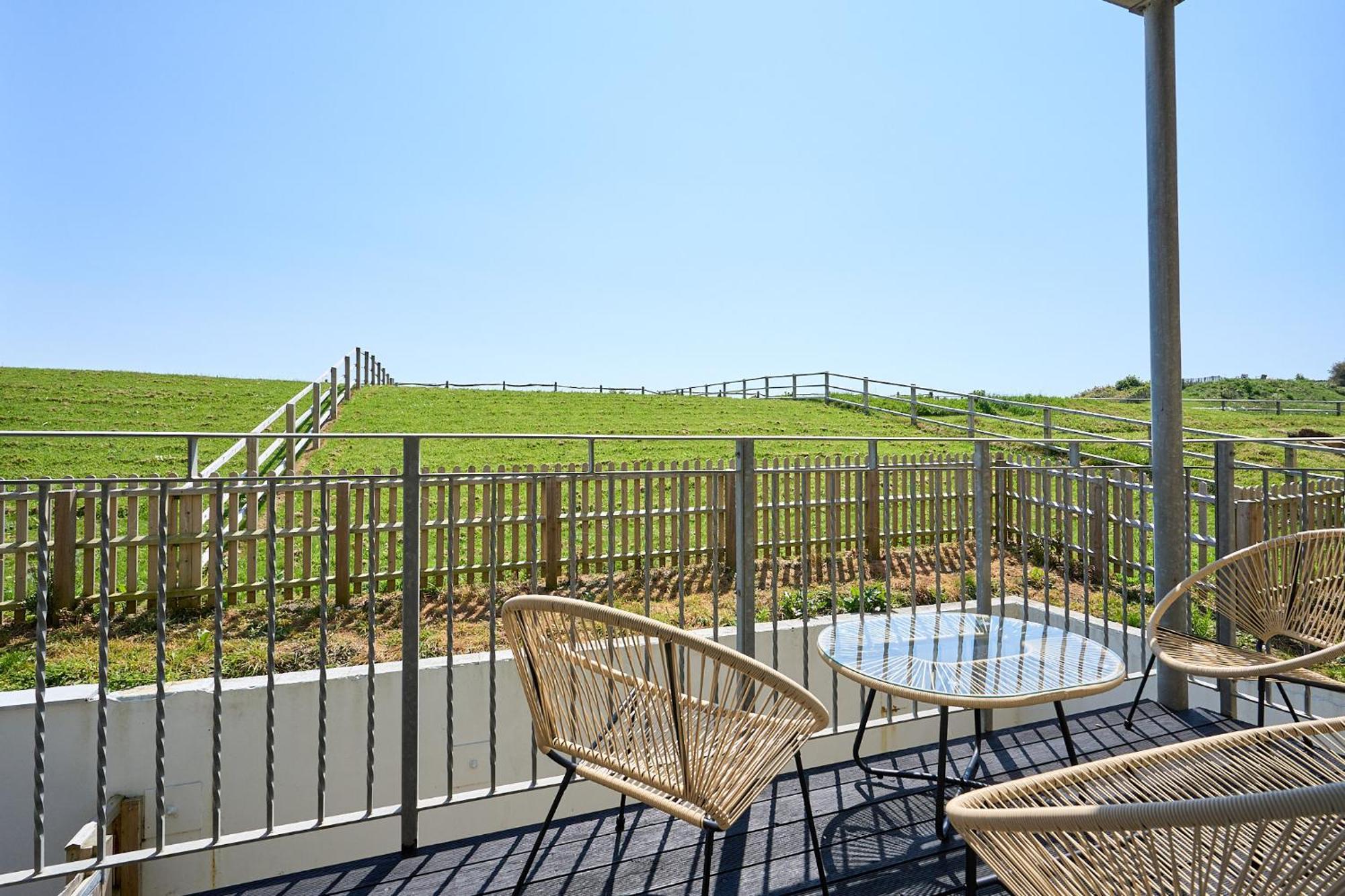 Spacious 1 Bed Apt - Stunning Views & Private Parking - 5 Mins To Beach - Dog Friendly - Close To Ventnor, Shanklin & Sandown - Ideal For Friends, Families & Business Travellers - Sleeps Up To 4 Guests - Managed By "Greenstay Serviced Accommodation" Bonchurch Bagian luar foto
