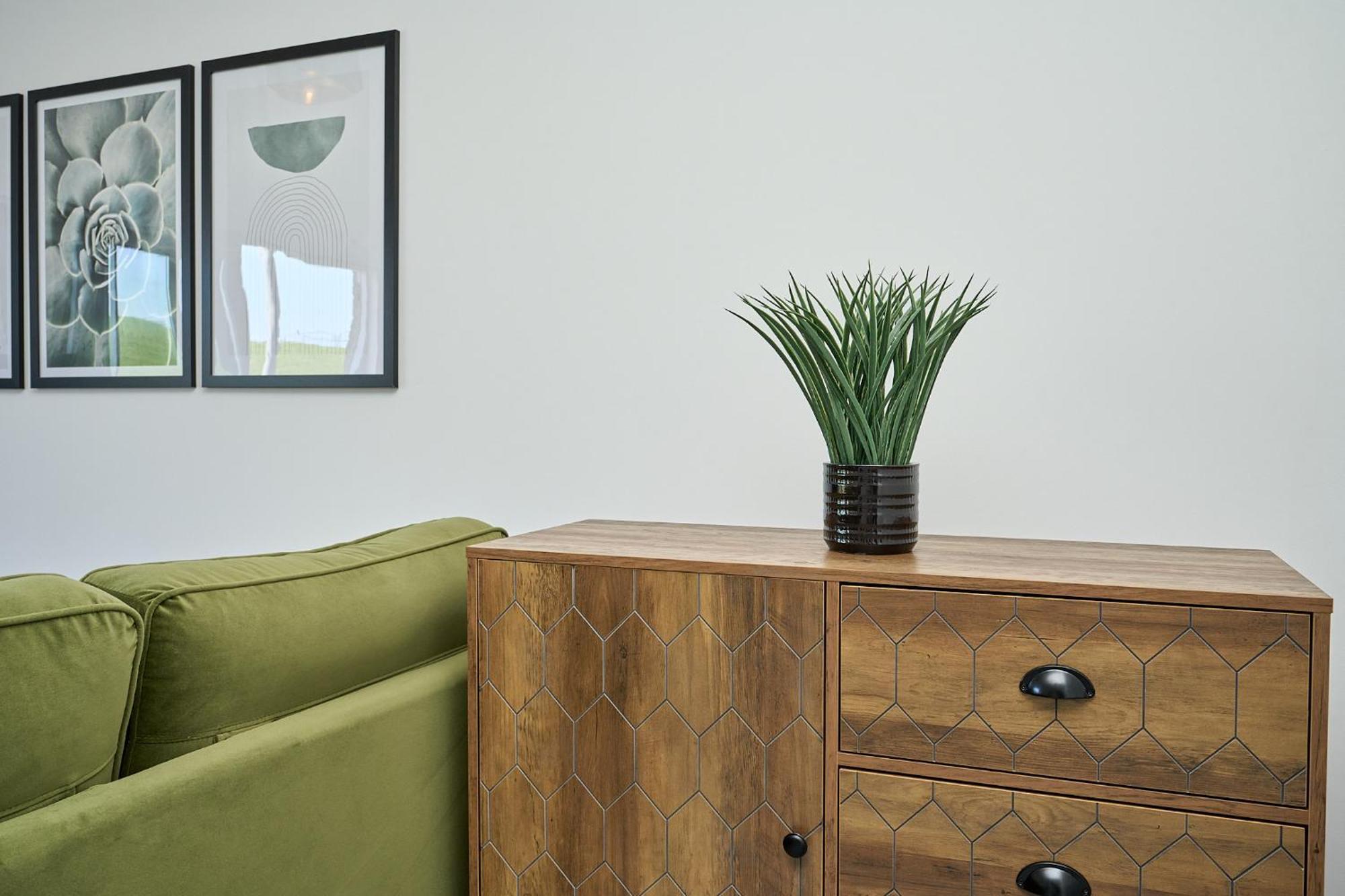 Spacious 1 Bed Apt - Stunning Views & Private Parking - 5 Mins To Beach - Dog Friendly - Close To Ventnor, Shanklin & Sandown - Ideal For Friends, Families & Business Travellers - Sleeps Up To 4 Guests - Managed By "Greenstay Serviced Accommodation" Bonchurch Bagian luar foto