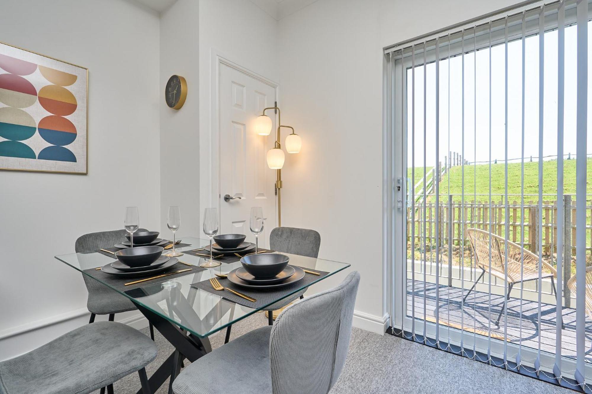 Spacious 1 Bed Apt - Stunning Views & Private Parking - 5 Mins To Beach - Dog Friendly - Close To Ventnor, Shanklin & Sandown - Ideal For Friends, Families & Business Travellers - Sleeps Up To 4 Guests - Managed By "Greenstay Serviced Accommodation" Bonchurch Bagian luar foto