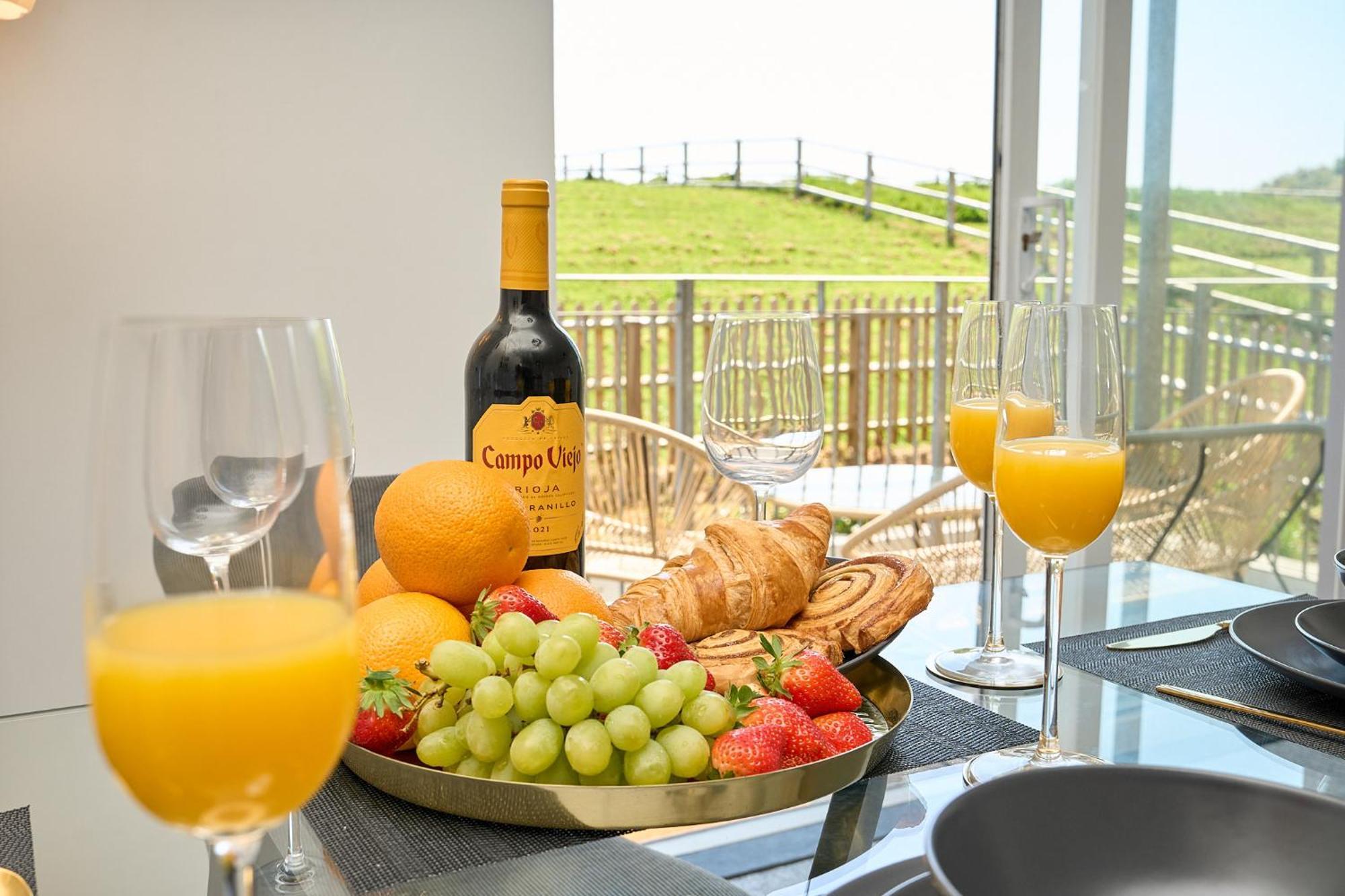 Spacious 1 Bed Apt - Stunning Views & Private Parking - 5 Mins To Beach - Dog Friendly - Close To Ventnor, Shanklin & Sandown - Ideal For Friends, Families & Business Travellers - Sleeps Up To 4 Guests - Managed By "Greenstay Serviced Accommodation" Bonchurch Bagian luar foto