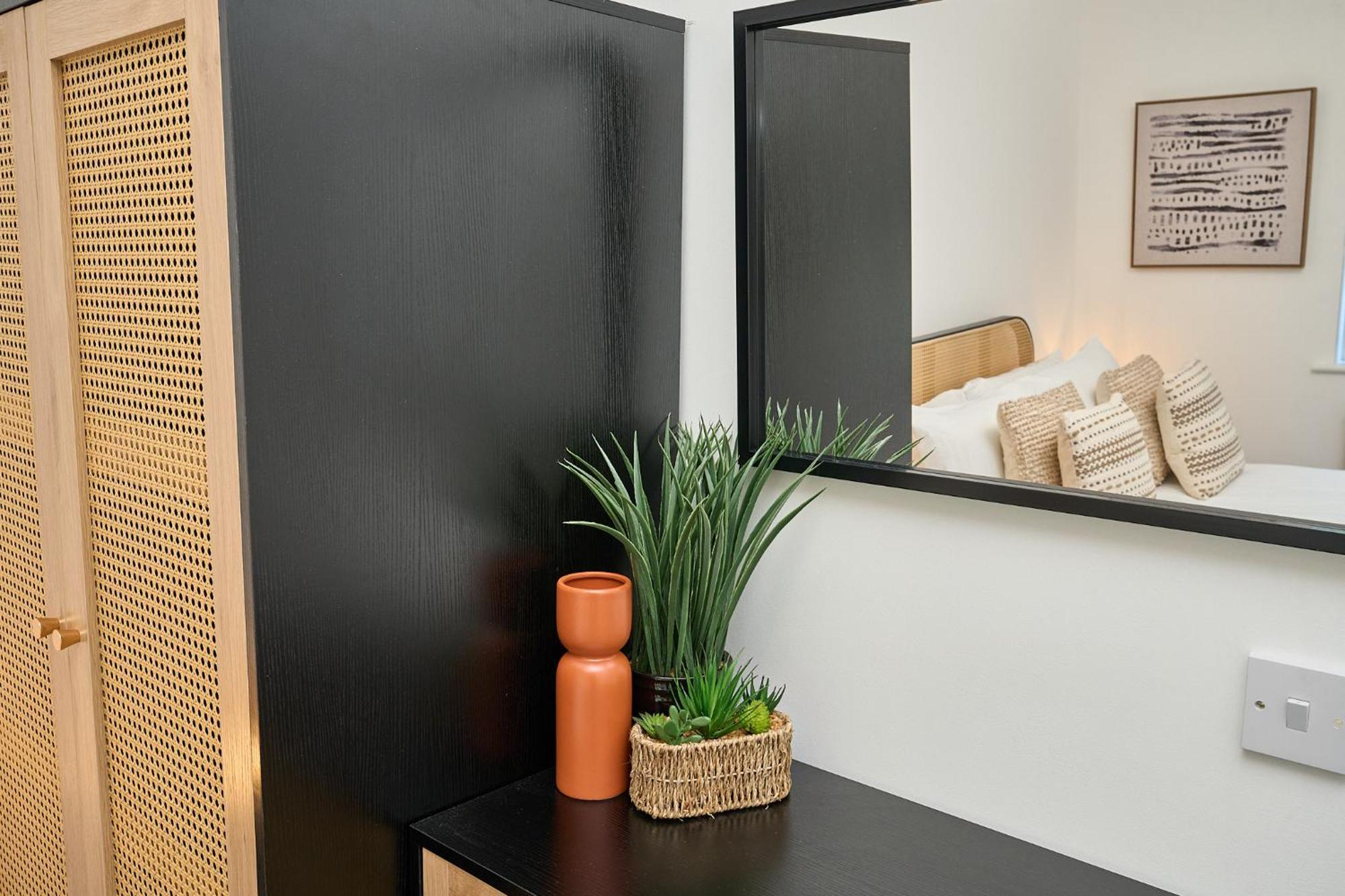 Spacious 1 Bed Apt - Stunning Views & Private Parking - 5 Mins To Beach - Dog Friendly - Close To Ventnor, Shanklin & Sandown - Ideal For Friends, Families & Business Travellers - Sleeps Up To 4 Guests - Managed By "Greenstay Serviced Accommodation" Bonchurch Bagian luar foto