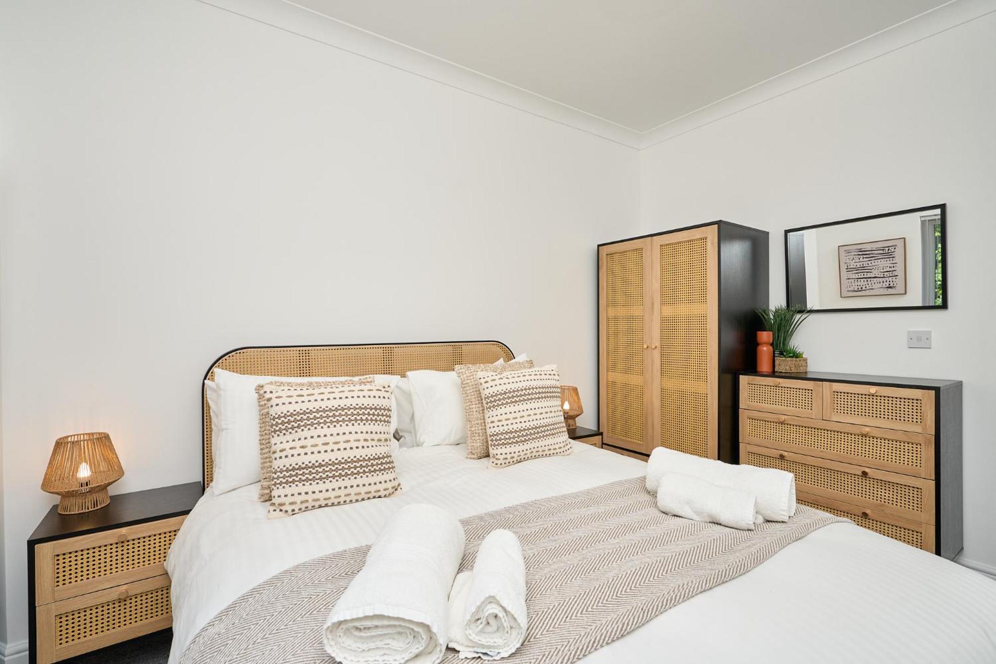 Spacious 1 Bed Apt - Stunning Views & Private Parking - 5 Mins To Beach - Dog Friendly - Close To Ventnor, Shanklin & Sandown - Ideal For Friends, Families & Business Travellers - Sleeps Up To 4 Guests - Managed By "Greenstay Serviced Accommodation" Bonchurch Bagian luar foto