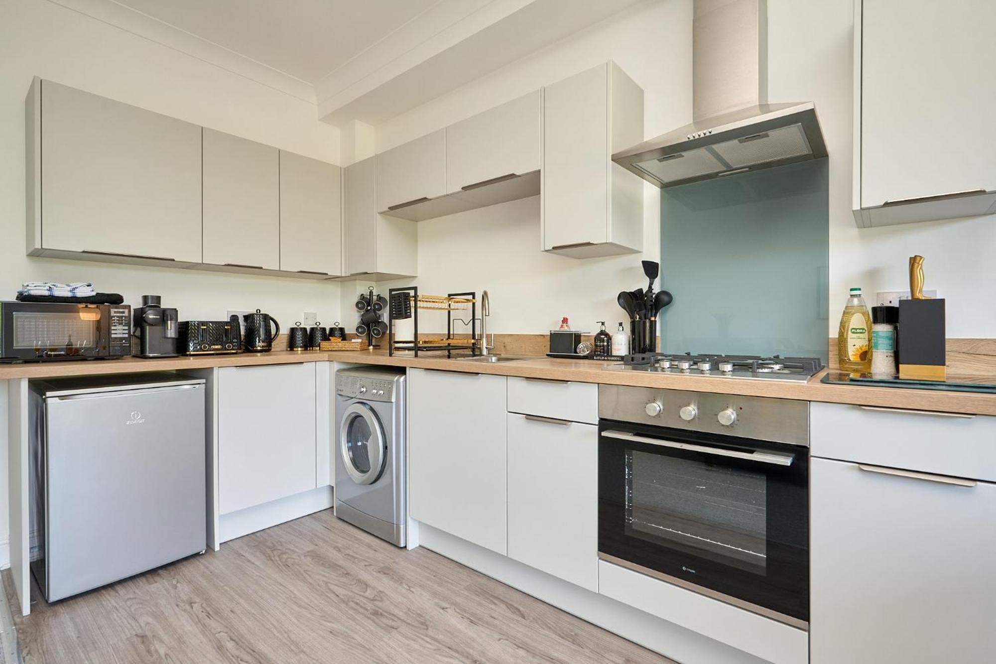 Spacious 1 Bed Apt - Stunning Views & Private Parking - 5 Mins To Beach - Dog Friendly - Close To Ventnor, Shanklin & Sandown - Ideal For Friends, Families & Business Travellers - Sleeps Up To 4 Guests - Managed By "Greenstay Serviced Accommodation" Bonchurch Bagian luar foto