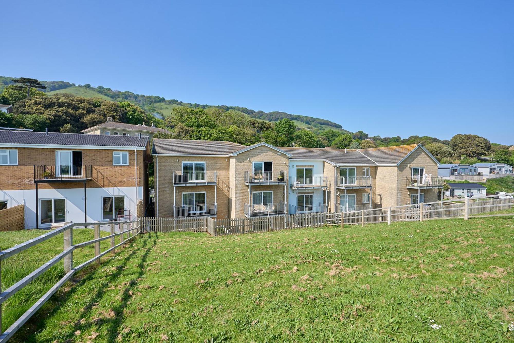 Spacious 1 Bed Apt - Stunning Views & Private Parking - 5 Mins To Beach - Dog Friendly - Close To Ventnor, Shanklin & Sandown - Ideal For Friends, Families & Business Travellers - Sleeps Up To 4 Guests - Managed By "Greenstay Serviced Accommodation" Bonchurch Bagian luar foto