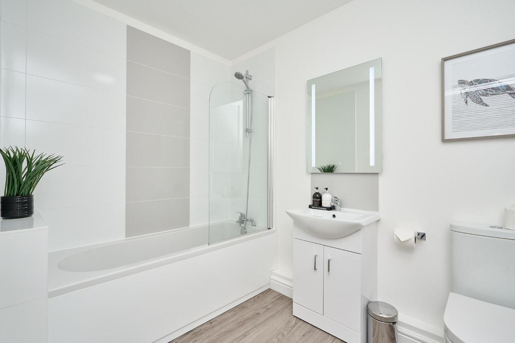 Spacious 1 Bed Apt - Stunning Views & Private Parking - 5 Mins To Beach - Dog Friendly - Close To Ventnor, Shanklin & Sandown - Ideal For Friends, Families & Business Travellers - Sleeps Up To 4 Guests - Managed By "Greenstay Serviced Accommodation" Bonchurch Bagian luar foto