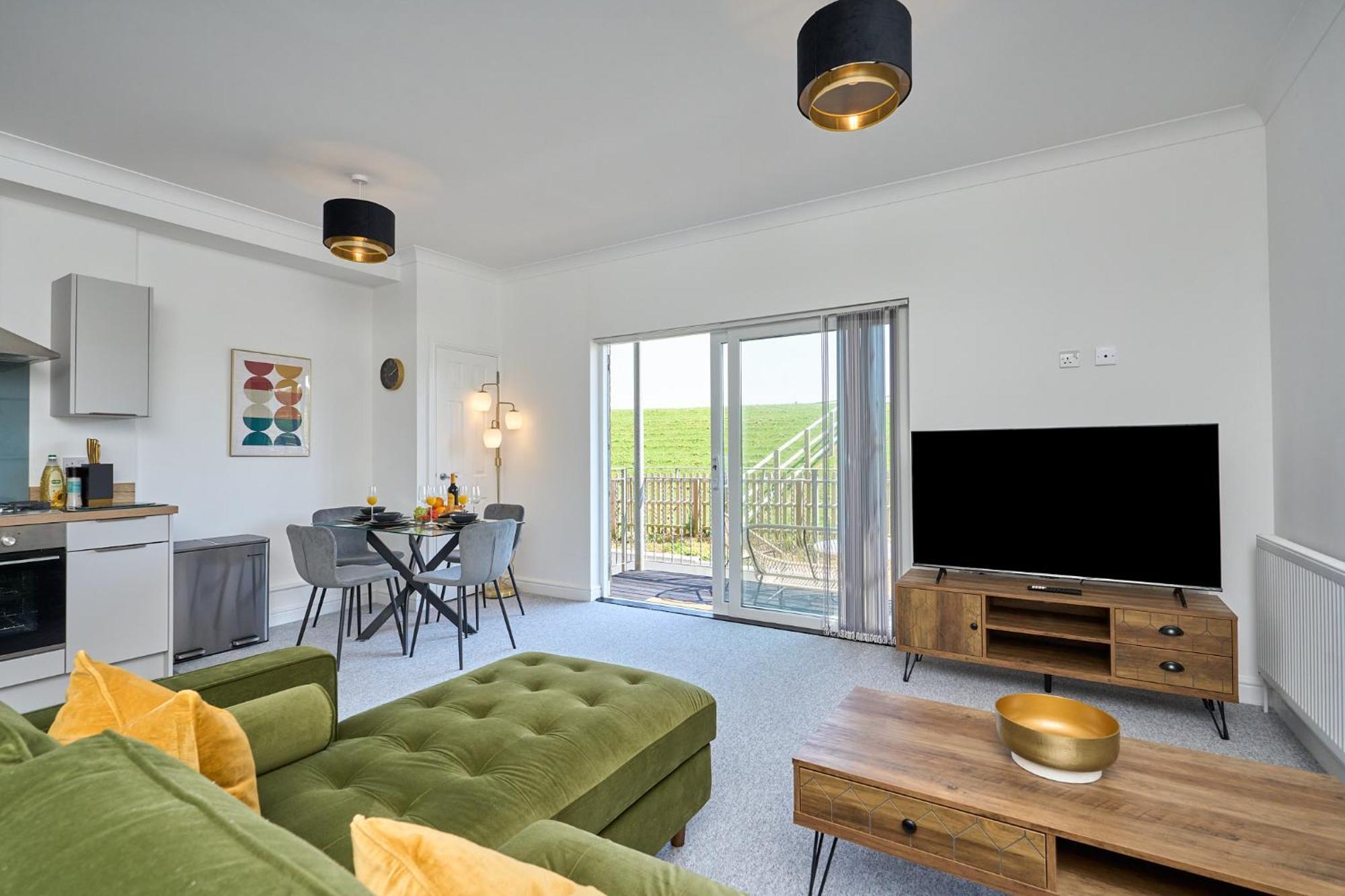 Spacious 1 Bed Apt - Stunning Views & Private Parking - 5 Mins To Beach - Dog Friendly - Close To Ventnor, Shanklin & Sandown - Ideal For Friends, Families & Business Travellers - Sleeps Up To 4 Guests - Managed By "Greenstay Serviced Accommodation" Bonchurch Bagian luar foto