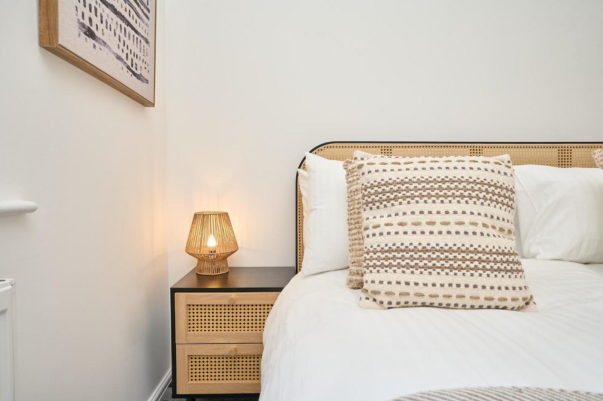 Spacious 1 Bed Apt - Stunning Views & Private Parking - 5 Mins To Beach - Dog Friendly - Close To Ventnor, Shanklin & Sandown - Ideal For Friends, Families & Business Travellers - Sleeps Up To 4 Guests - Managed By "Greenstay Serviced Accommodation" Bonchurch Bagian luar foto